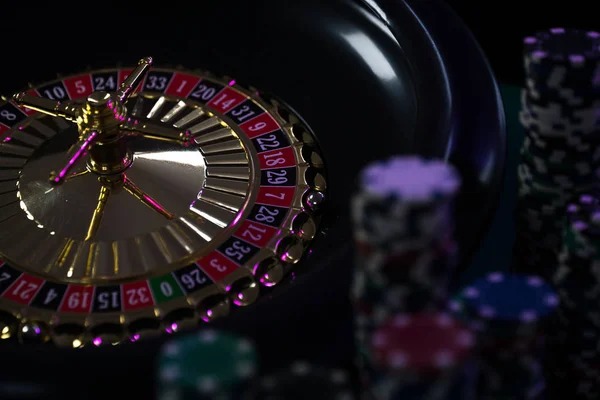 Live Sic Bo table at taringbet showing dice cage, betting board, and live dealer